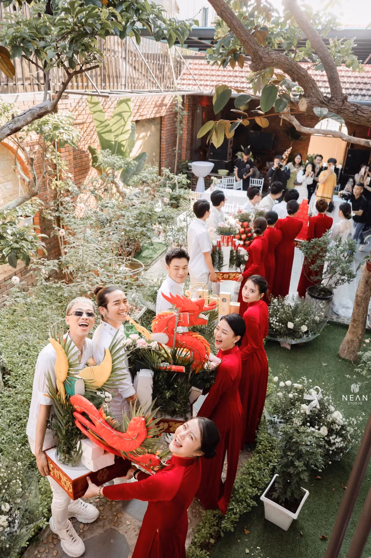 Do khoảng cách địa lý, cả hai phải yêu xa và Anh Tú chỉ có 6 lần bay ra tìm gặp bạn gái.