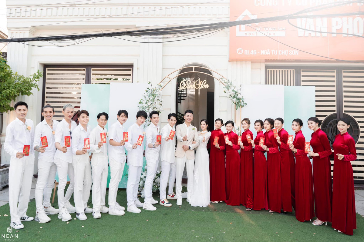 Một ngày sau hôn lễ, mới đây gái xinh Huyền My chính thức tung loạt ảnh nét căng trong ngày trọng đại cuộc đời.