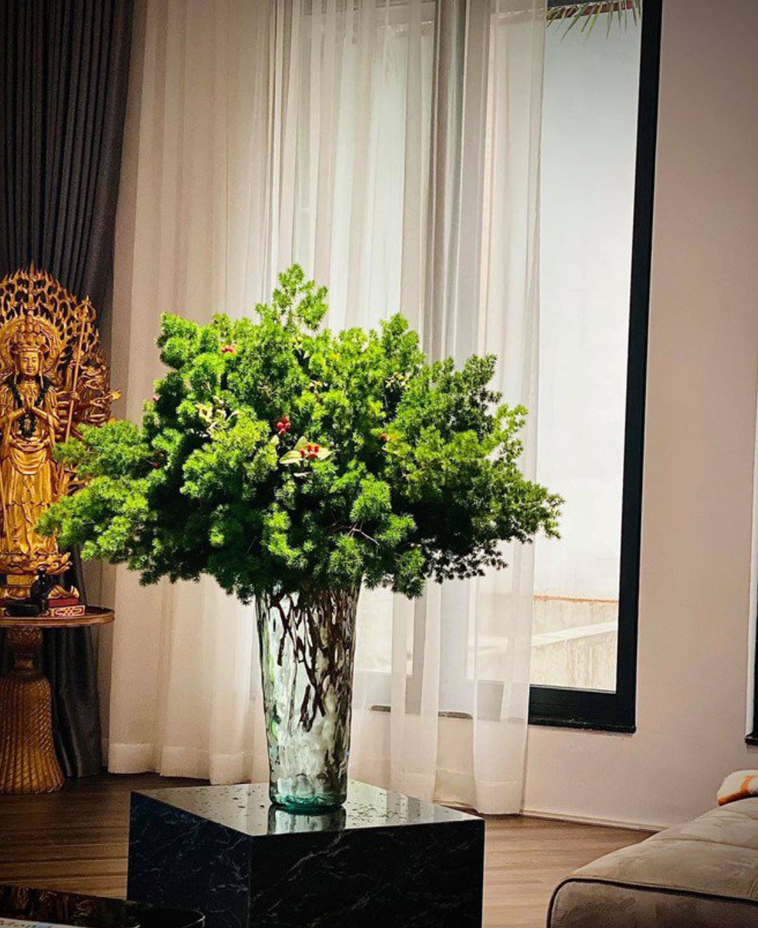 Nàng MC có sở thích cắm hoa hay cắm cành lá để tô điểm cho nơi ở của mình.