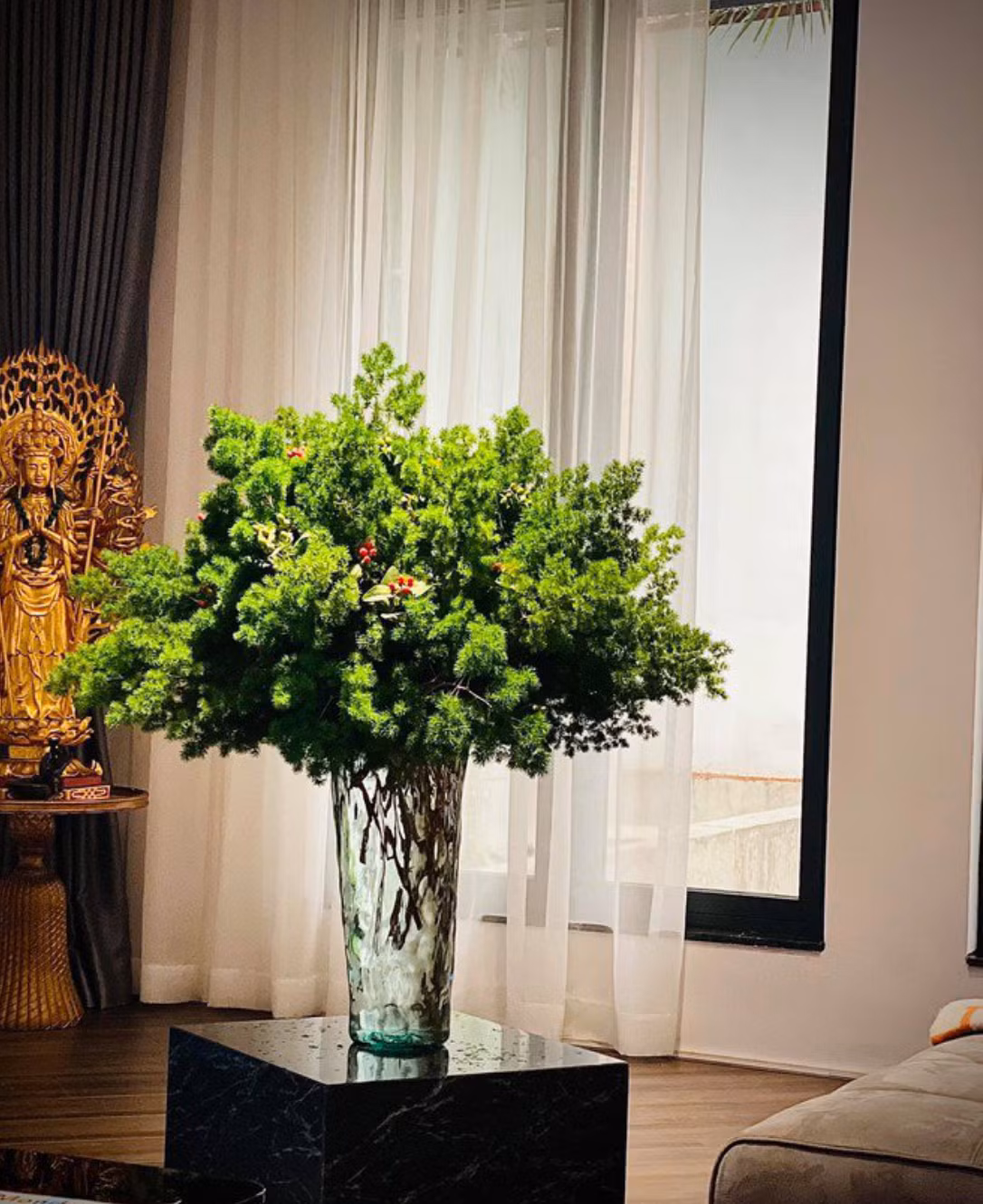 Nàng MC có sở thích cắm hoa hay cắm cành lá để tô điểm cho nơi ở của mình.