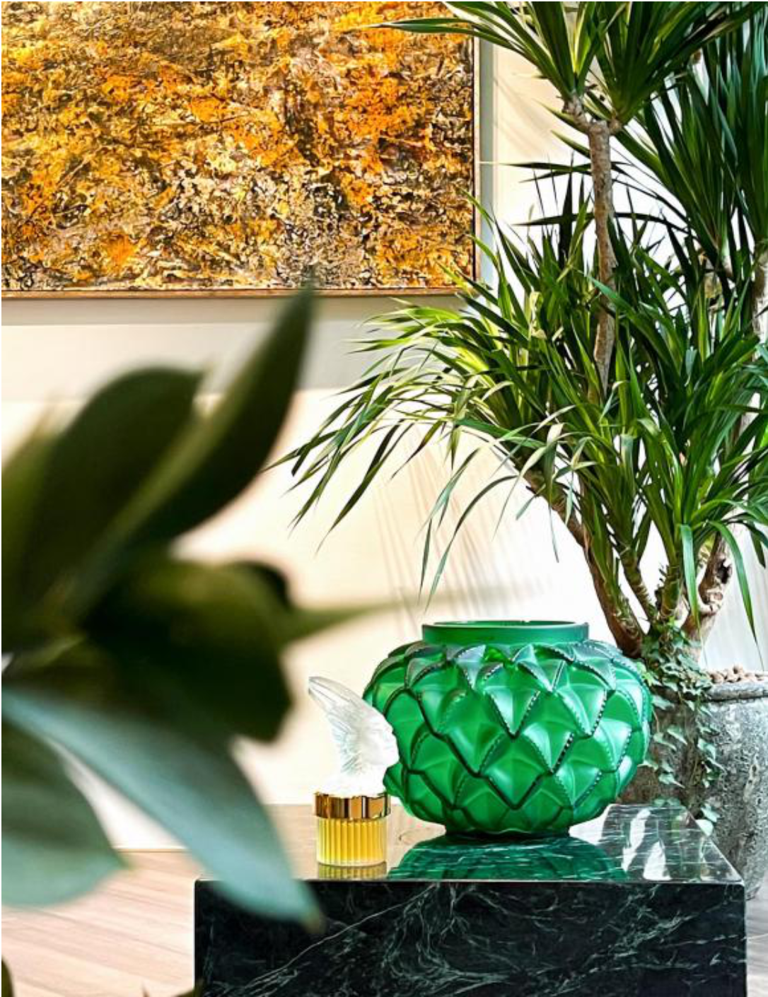 Không chỉ được quan tâm vì tài năng và nhan sắc, Ngọc Trinh được cho là sinh trưởng trong gia đình giàu có bậc nhất Hà Thành. Bởi vậy, không có gì lạ khi cô nàng sở hữu khối tài sản "khủng", liên tục dùng đồ hiệu đẳng cấp.