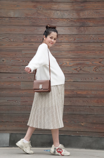 Vào dịp Giáng sinh năm 2020 cô nàng bất ngờ công khai mang thai và chụp ảnh cùng với người yêu đồng giới là Alex.