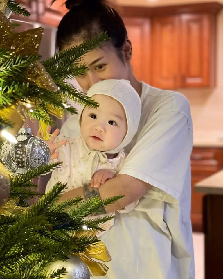 An Nguy thoải mái chia sẻ hình ảnh của con gái đầu lòng lên mạng xã hội.