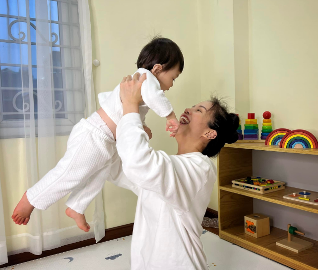 Vào tháng 3 năm 2021 nữ vlogger đã hạ sinh ái nữ đầu lòng, tên ở nhà gọi là Bay.