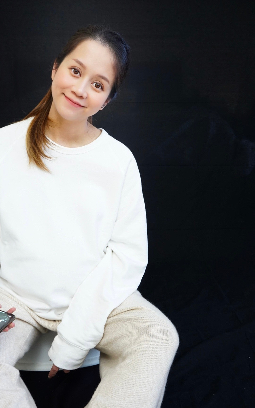 Cô nàng vẫn duy trì đam mê với việc thực hiện vlog và đăng tải đều đặn trên kênh YouTube cá nhân.