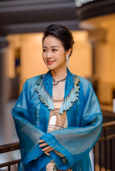 Thông tin Phí Linh là MC dẫn cho lễ khai mạc SEA Games 31 làm nhiều khán giả mong chờ, bởi lẽ cô được đánh giá là có bản lĩnh sân khấu được chứng minh qua các sự kiện lớn và có khả năng dẫn lưu loát bằng cả tiếng Việt và tiếng Anh.