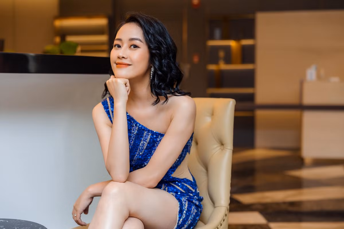 Mỗi lần xuất hiện trên sân khấu là một lần khán giả phải ấn tượng trước nụ cười tươi và đôi mắt biết nói của nữ MC. Ảnh: FBNV