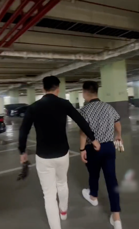 Ngoài ra Hiếu Phạm còn chia sẻ một đoạn clip khác gây chú ý không kém, đó là khoảnh khắc Hồ Tấn Tài xách giày cho vợ, và bên cạnh là Quang Hải cũng có hành động cầm giày cho bạn gái Chu Thanh Huyền.