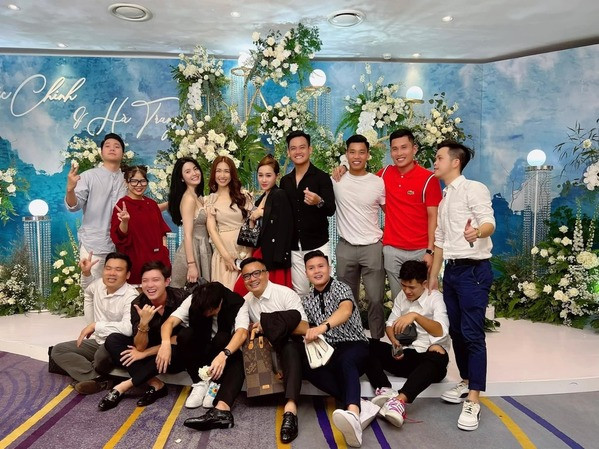 Cũng như mọi lần, Quang Hải đến tham dự lễ cưới không quên dẫn theo bạn gái tin đồn Chu Thanh Huyền.