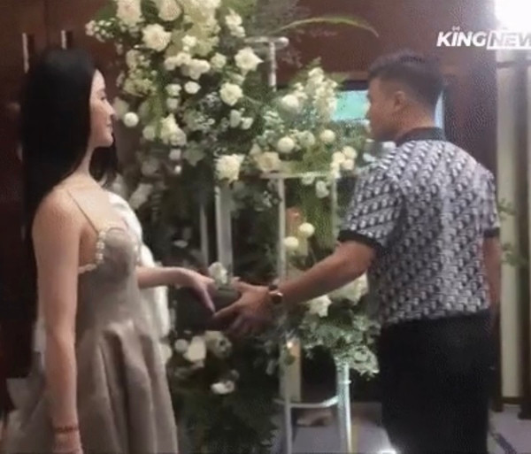 Quang Hải thoải mái đưa ví để đối phương giữ hộ trong đám cưới của Đức Chinh.