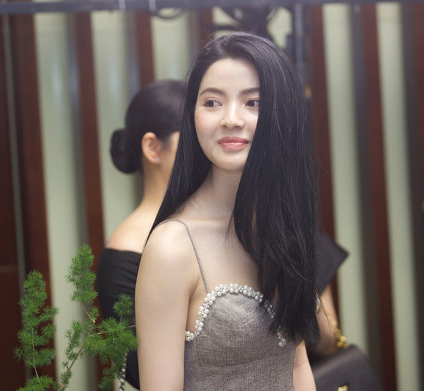 Thêm vào đó, Chu Thanh Huyền thường đứng một mình trong lúc chờ đợi Quang Hải thoải mái nói chuyện với người quen.