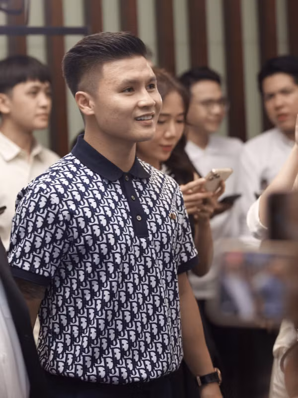 Theo như những hình ảnh được ghi lại tại đám cưới của cầu thủ Hà Đức Chinh, dù đến cùng lúc với nhau nhưng cặp đôi lại chọn cách tách nhau ra, không tương tác quá nhiều và thường xuyên né tránh ống kính của các paparazzi.