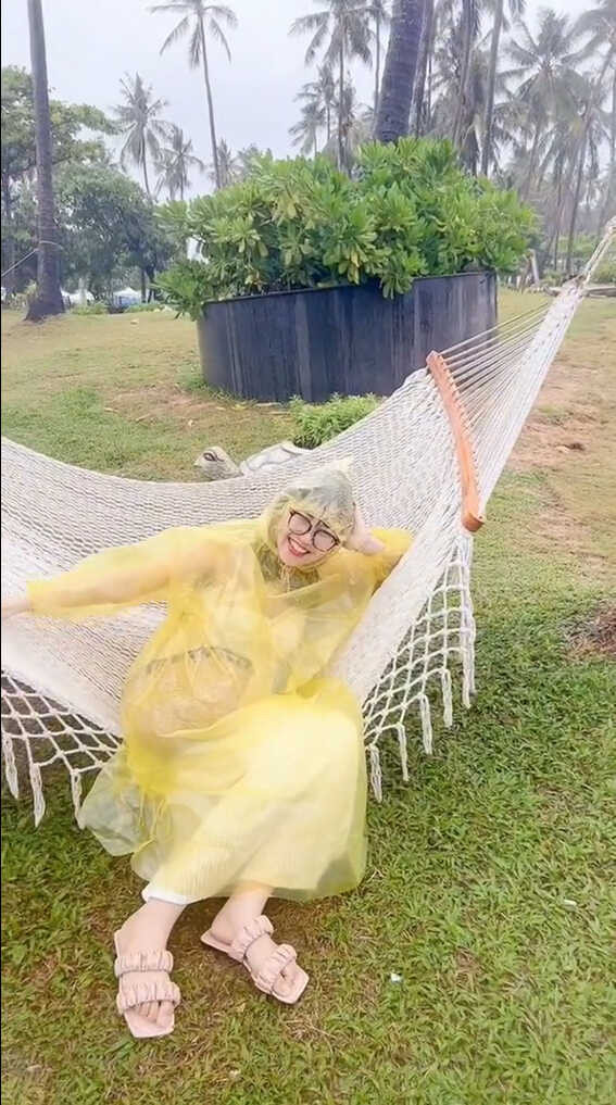 Đúng lúc tới du lịch, thời tiết Phú Quốc đổ mưa khiến nước biển đục ngầu, cảnh vật xung quanh ướt át, không 1 bóng người.