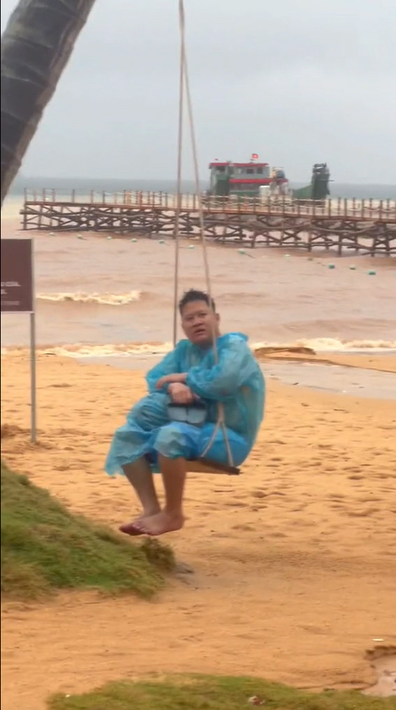 Dù thời tiết không chiều lòng người thế nhưng nhóm bạn này vẫn mặc áo mưa đủ màu sắc ra ngoài trời rồi trải nghiệm theo cách rất riêng, họ còn quay clip đăng tải lên TikTok một cách vui nhộn.