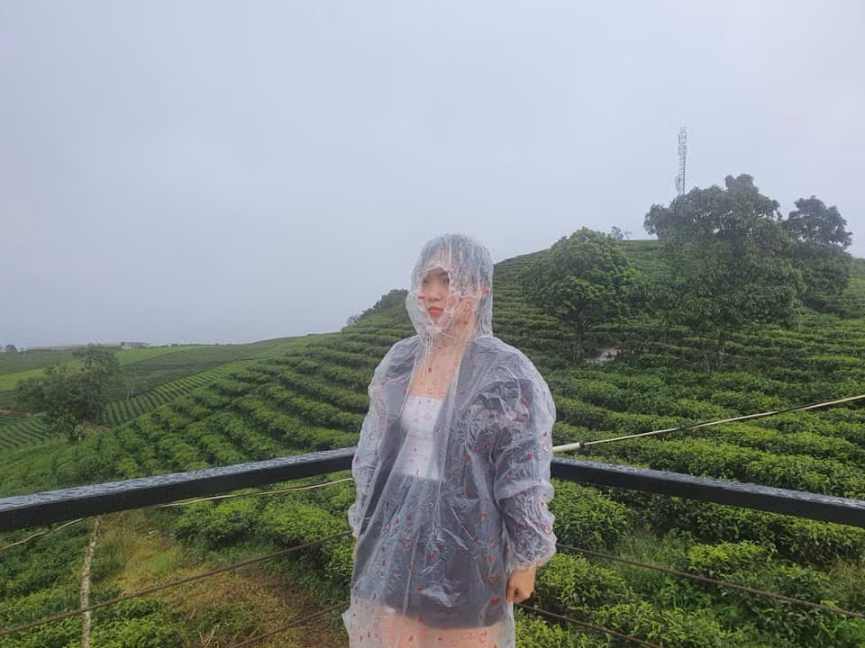 Vì không can tâm cố thủ ở khách sạn, lại tiếc tiền nên bạn Như Huỳnh bất chấp không sợ mưa rơi, ra ngoài trời làm ít kiểu ảnh để đời cho đỡ phí. Ảnh: Như Huỳnh