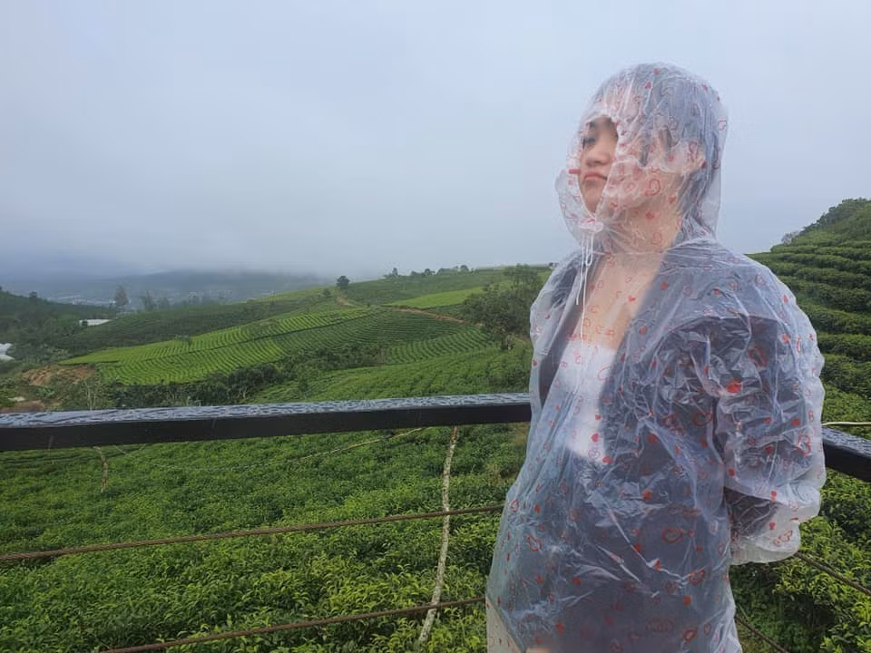 Vốn hí hửng, mơ mộng rằng mình sẽ có những bức hình lãng mạn, ai dè cô nàng nhanh chóng vỡ mộng vì thời tiết Đà Lạt đổ mưa. Ảnh: Như Huỳnh