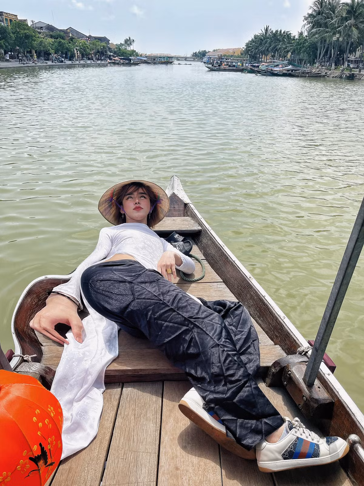 Chàng hot face thường xuyên được ví là bản sao Hiền Hồ vì lối trang điểm và mái tóc "na ná" với nữ ca sĩ.