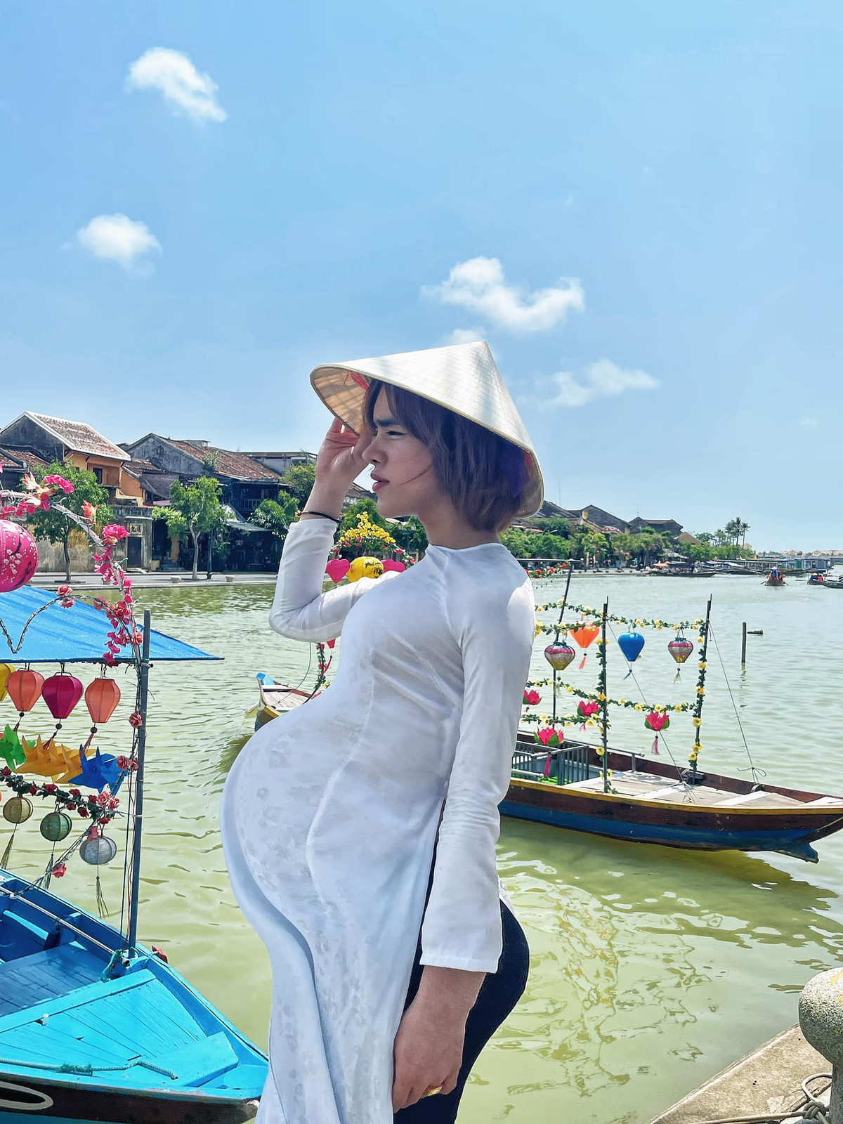 Đặc biệt, Trần Đức Bo còn có biệt tài giả gái, lên đồ, make up, tóc tai "chuẩn girl".