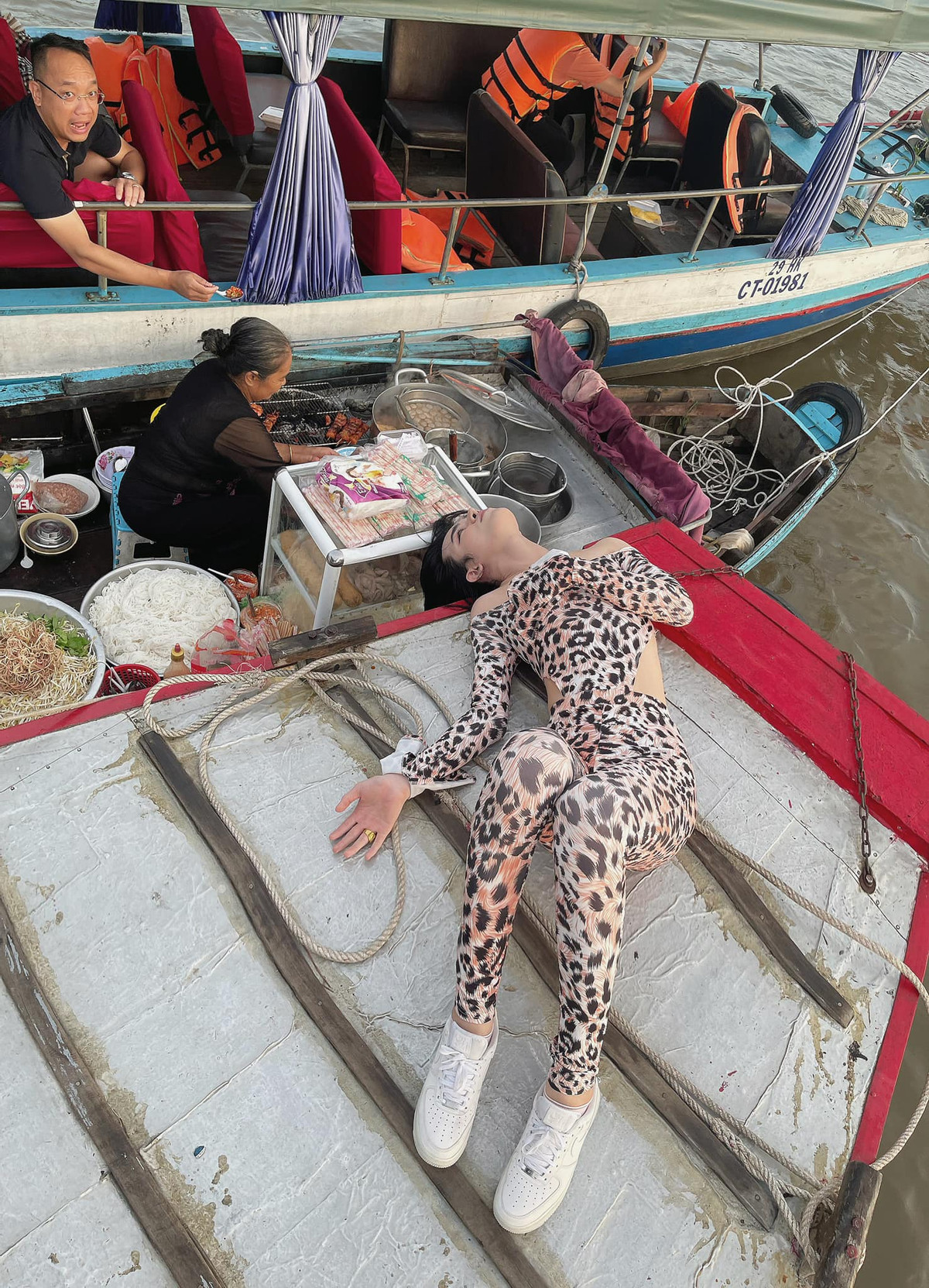 Bên cạnh đó không ít netizen cho rằng cách tạo dáng, trang phục của Đức Bo là khá phản cảm, làm xấu đi hình ảnh chợ nổi của Cần Thơ. "Trang phục này không phải ai cũng dám mặc đi ra đường, chỉ có Trần Đức Bo mà thôi", một tài khoản bình luận.