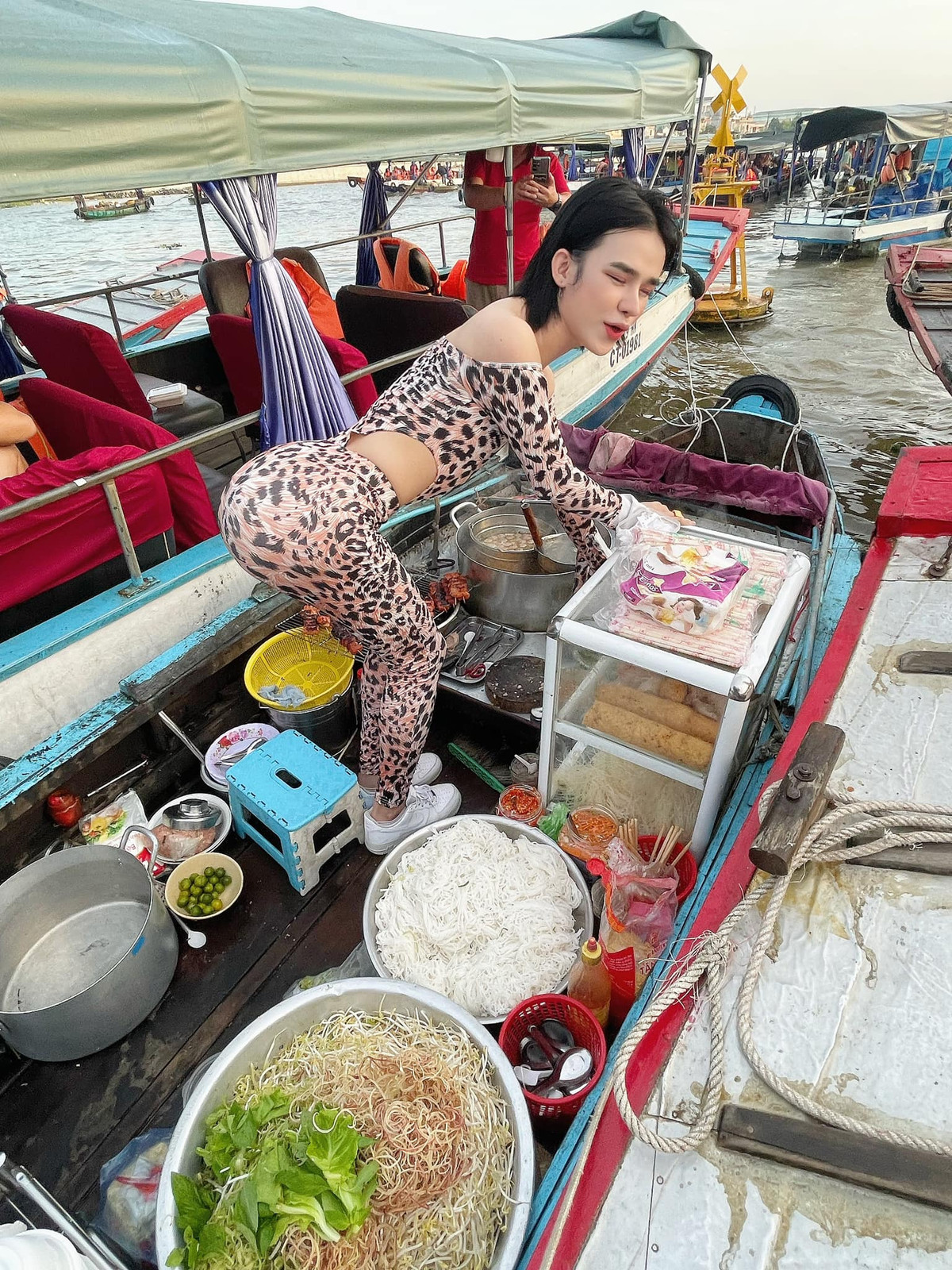 Đây không phải lần đầu Trần Đức Bo xuất hiện với những bộ cánh kiểu dáng màu mè thế này trước công chúng, nhưng lần này cả cõi mạng vẫn phải "há mồm" vì độ tự tin của anh.