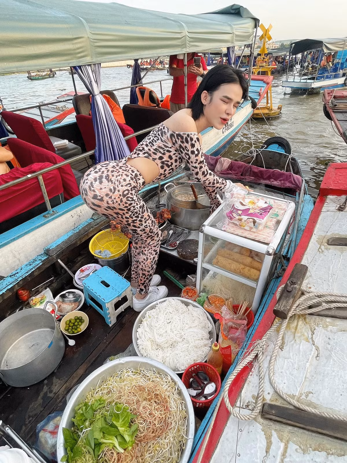 Đây không phải lần đầu Trần Đức Bo xuất hiện với những bộ cánh kiểu dáng màu mè thế này trước công chúng, nhưng lần này cả cõi mạng vẫn phải "há mồm" vì độ tự tin của anh.