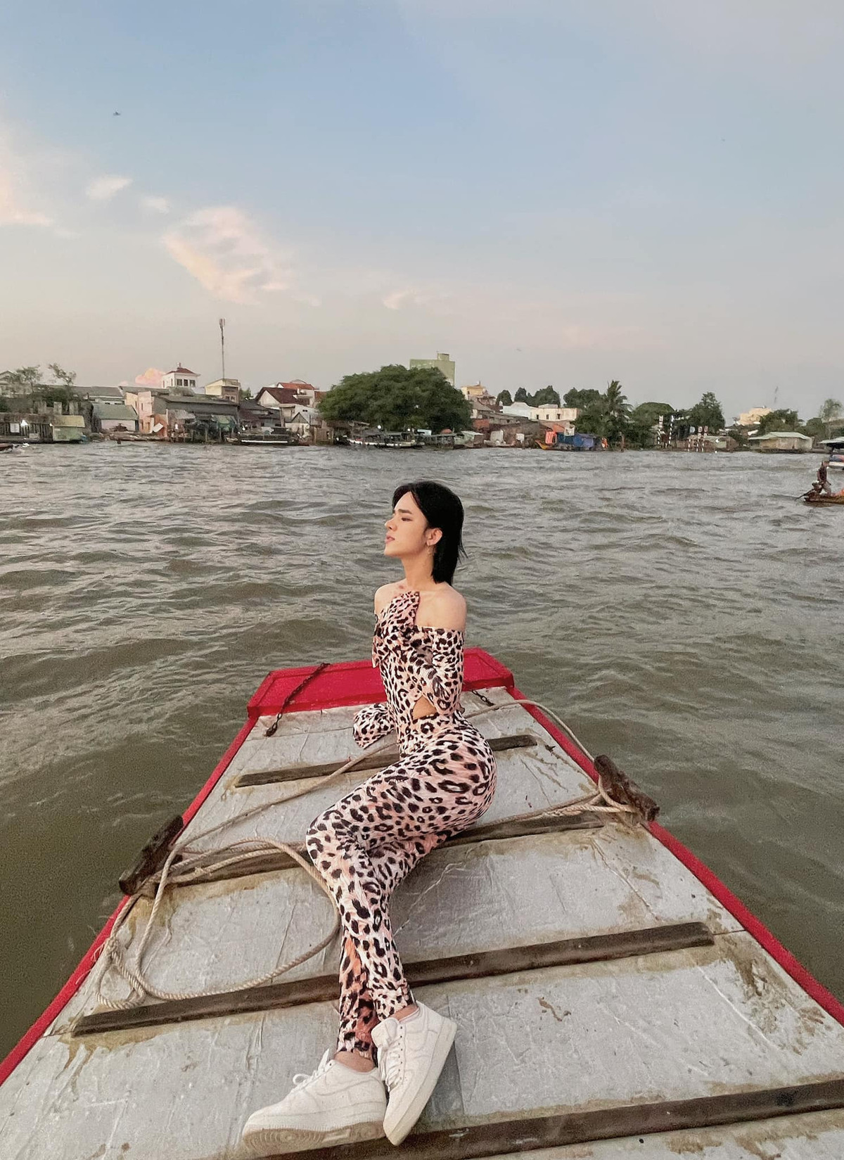 Bộ ảnh được chính TikToker Trần Đức Bo đăng tải đã thu hút hàng nghìn ý kiến trái chiều. Một số người không nhịn được cười khi chứng kiến loạt khoảnh khắc đặc biệt này.