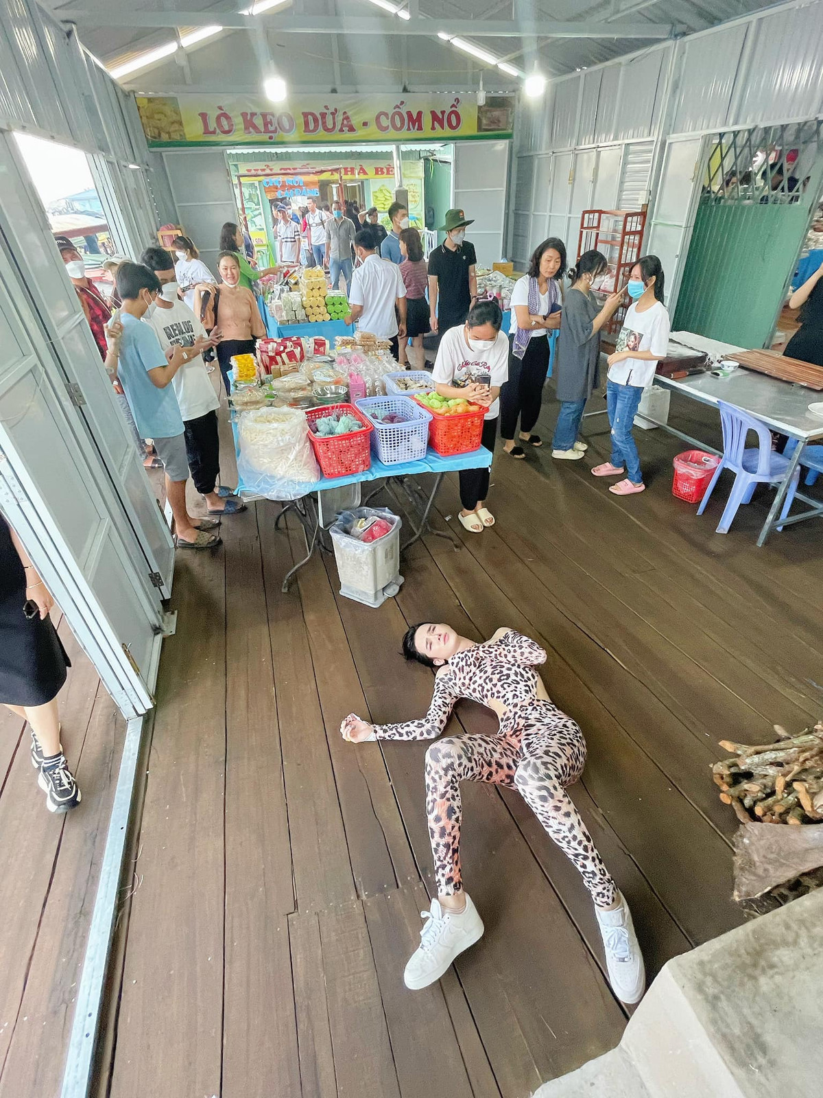 Việc thường xuyên livestream nhảy múa với nhiều hành động ưỡn ẹo "kỳ quặc" cũng khiến nhiều người bất bình.