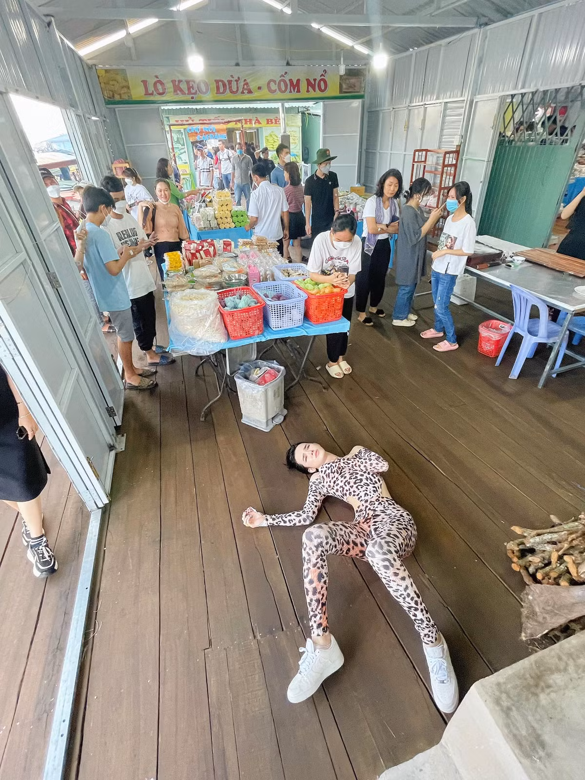 Việc thường xuyên livestream nhảy múa với nhiều hành động ưỡn ẹo "kỳ quặc" cũng khiến nhiều người bất bình.