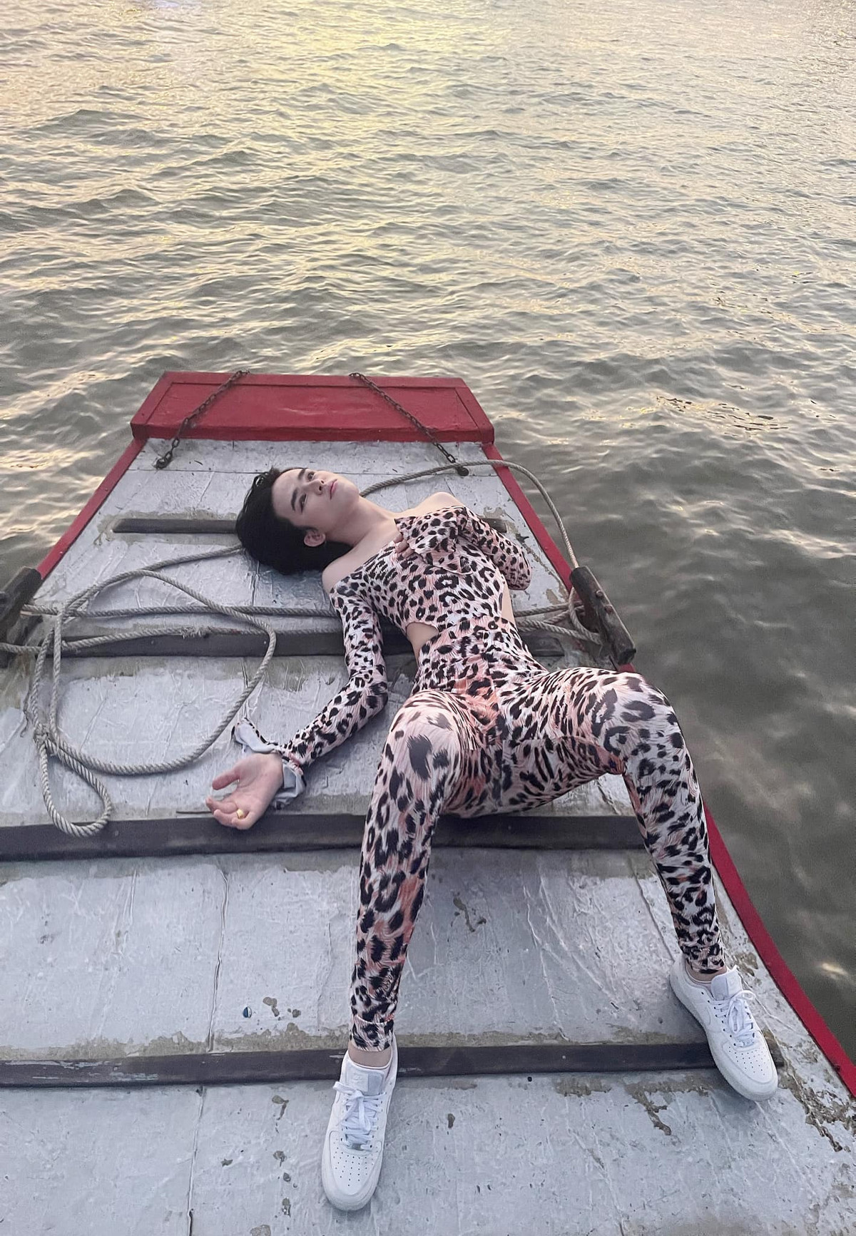 Theo đó "hiện tượng mạng" Trần Đức Bo diện một bộ đồ da beo ôm sát cơ thể, tạo dáng có chút phản cảm như nằm ưỡn ẹo trên các ghe khiến netizen nhức mắt.