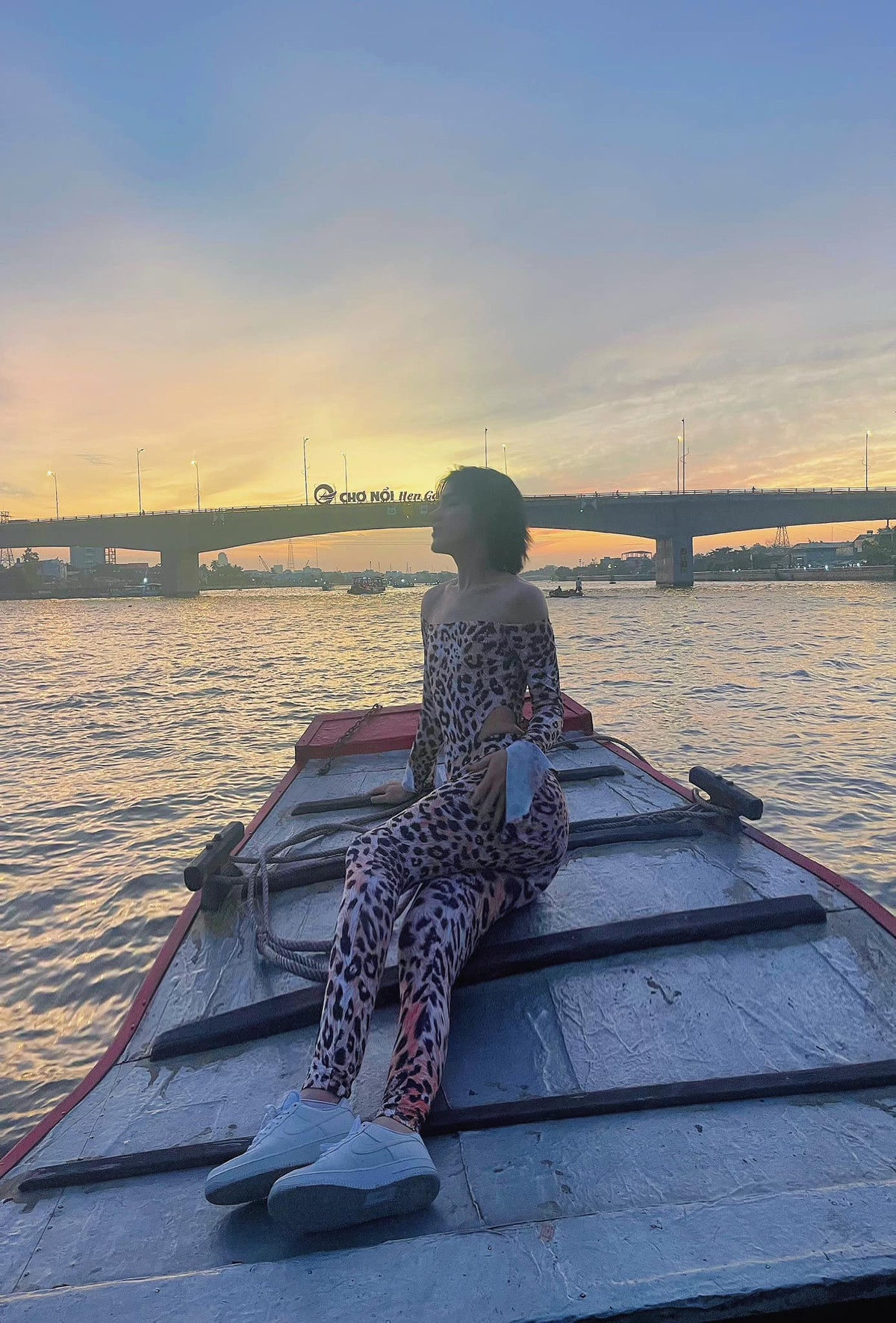 Vừa qua, mạng xã hội đã lan truyền bộ ảnh đặc biệt của Trần Đức Bo khi check in ở Chợ Nổi Cái Răng, Cần Thơ.