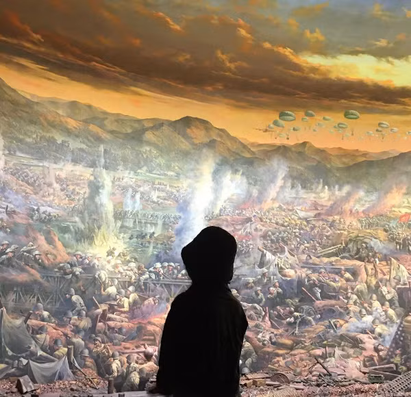 Điều ấn tượng khiến nhiều người chú ý đến là bức tranh tường ghi lại toàn bộ quá trình 54 ngày đêm chiến thắng Điện Biên Phủ.