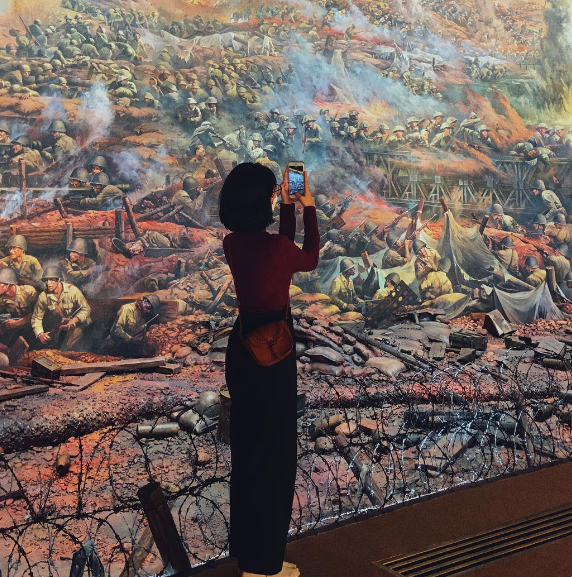 Không chỉ xuất hiện trên Facebook, những hình ảnh, khoảnh khắc check in bức tranh Panorama cũng được các TikToker giới thiệu làm cộng đồng mạng mắt chữ A, mồm chữ O.