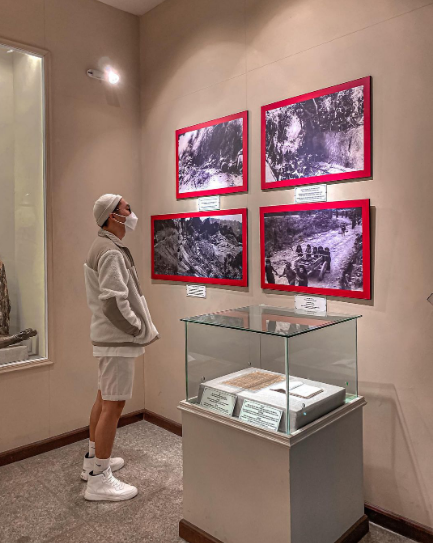 Những bức tranh tái hiện lịch sử, hay hiện vật thời chiến đều được trưng bày để cho khách du lịch tham quan.