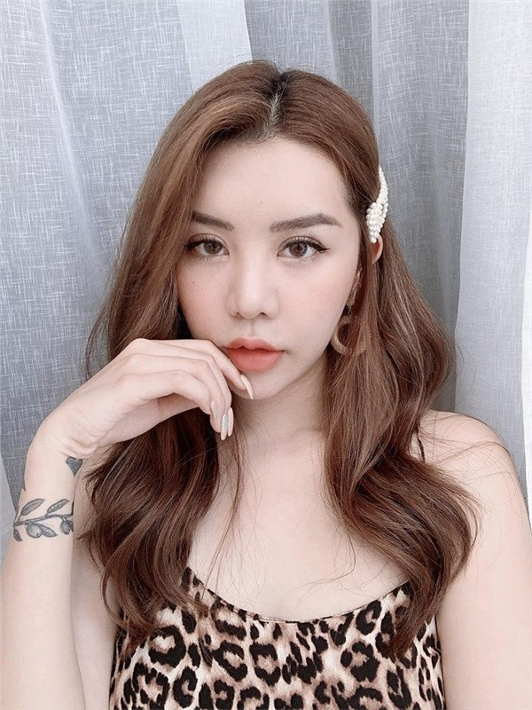 Hạt Mít (tên thật: Nguyễn Thu Hiền, sinh năm 1990, Hà Nội) từng là hot girl được khá nhiều bạn trẻ yêu mến.