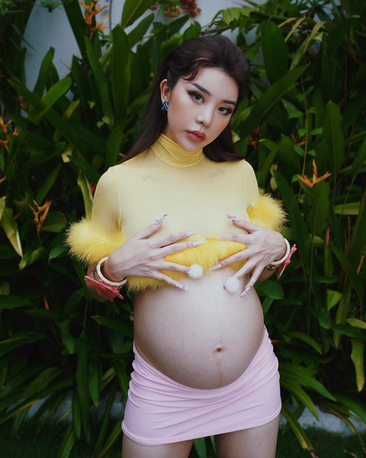 Bốn năm sau khi đón con gái đầu lòng tên Liu Đan, hiện tại Hạt Mít đang mang bầu bé thứ 2.