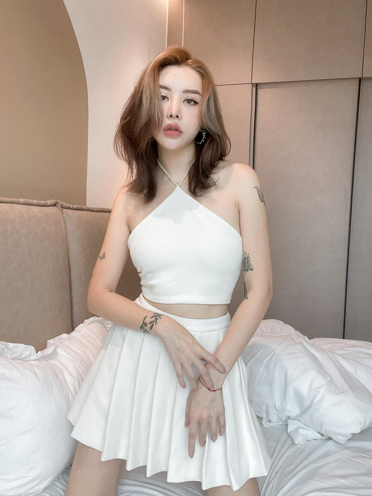 Sau những lần phẫu thuật thì hiện nay, Hạt Mít sở hữu gương mặt đậm chất Hàn Quốc, từ sống mũi, chiếc cằm cho tới đôi mắt đều mang “hơi hướng” của xứ sở kim chi.