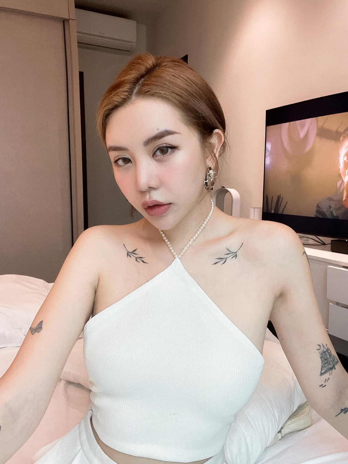 Rất nhiều người dành tặng cho cô những lời khen ngợi về vẻ ngoài xinh đẹp dù là nhân tạo hiện nay.