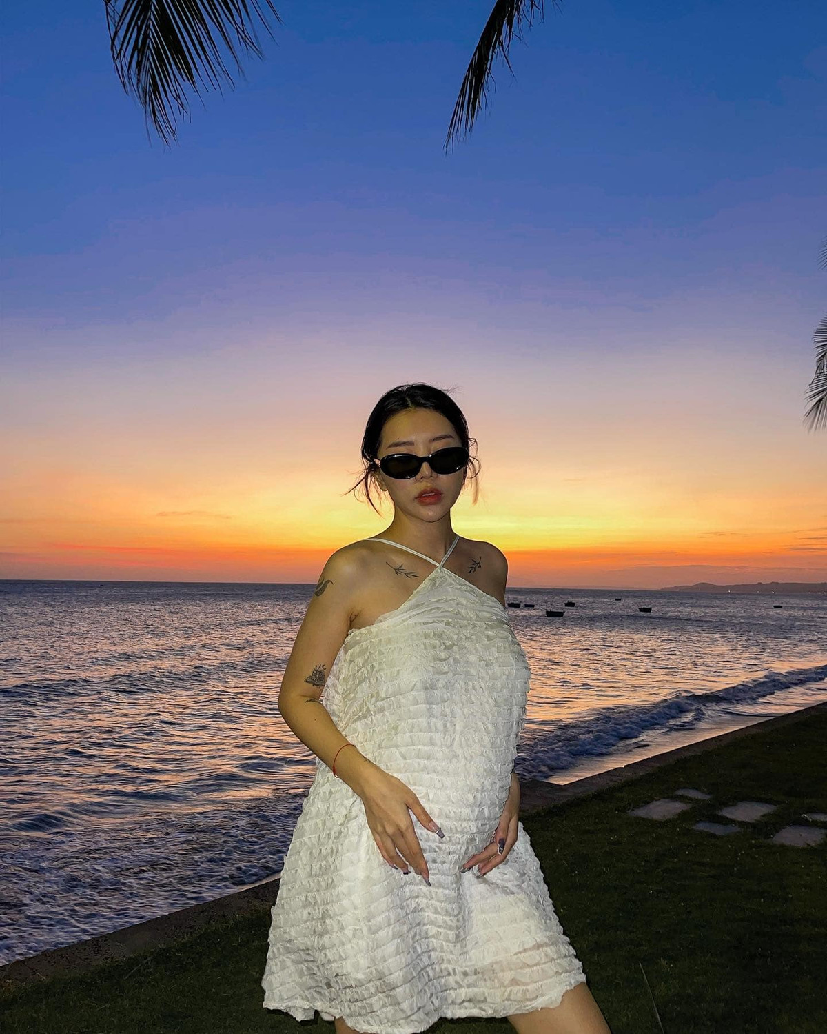 Trên trang cá nhân cựu hot girl thường xuyên chia sẻ hình ảnh khoe bụng bầu xinh đẹp.