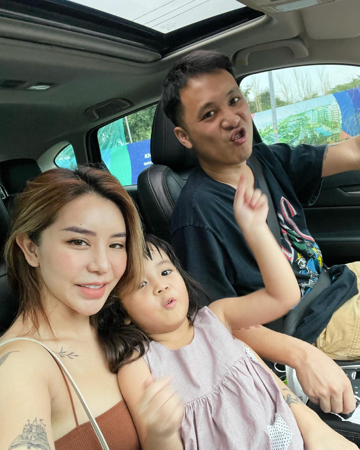 Cô thường chia sẻ những khoảnh khắc hạnh phúc bên gia đình nhỏ của mình lên MXH. Ảnh: FBNV