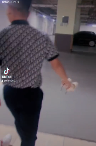 Tại đám cưới của Hà Đức Chinh vừa qua, Quang Hải còn để lộ khoảnh khắc chăm chút bạn gái khi cầm giày cho cô nàng.