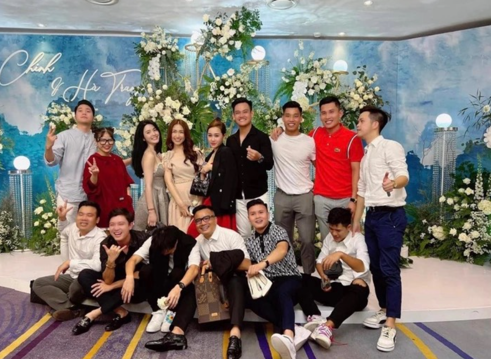 Theo những gì chủ nhân khoảnh khắc này chia sẻ, cặp đôi không ngại bày tỏ tình cảm và trao nhau những cử chỉ "tình bể bình".