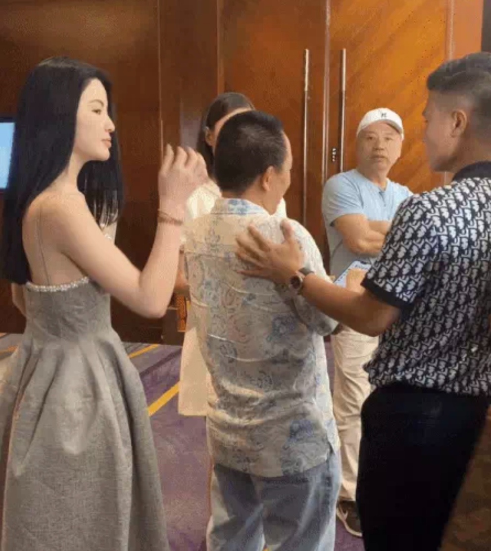 Hình ảnh trên được ghi lại tối 13/5 tại một quán ăn ở Cần Thơ khi cả hai đang chăm chú theo dõi trận đấu giữa U23 Việt Nam - U23 Myanmar.