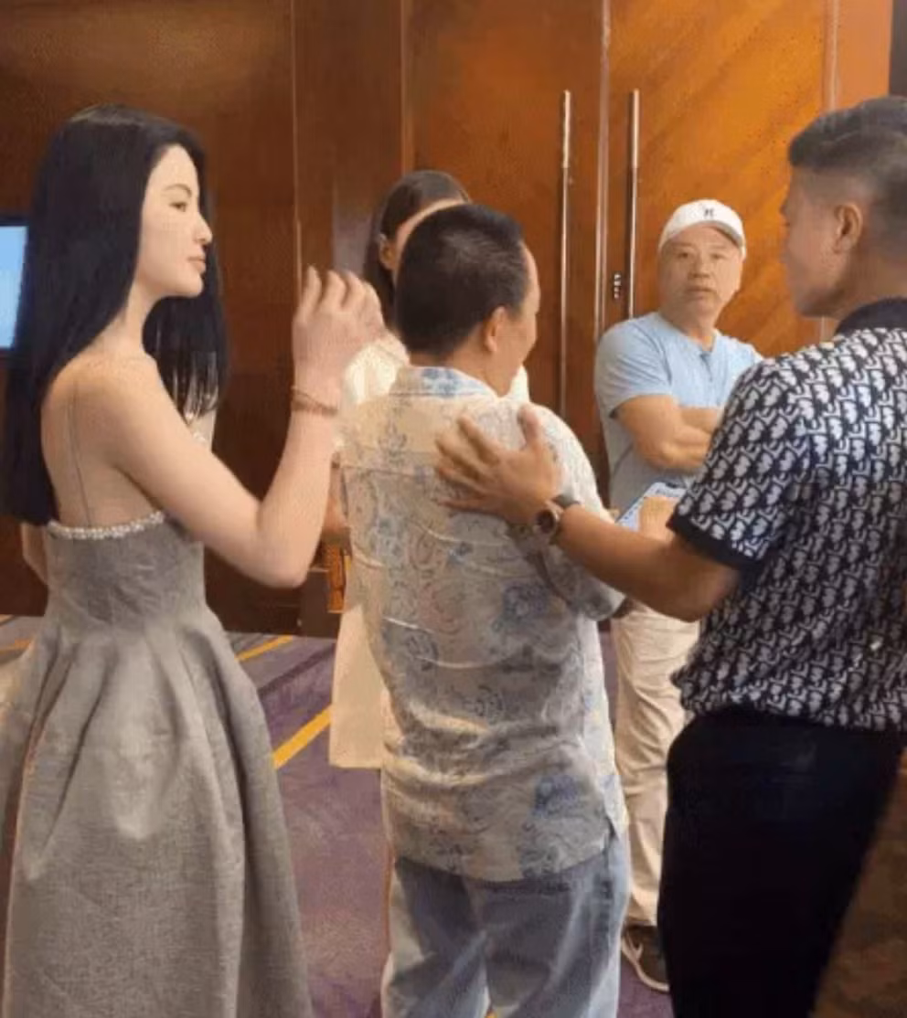 Hình ảnh trên được ghi lại tối 13/5 tại một quán ăn ở Cần Thơ khi cả hai đang chăm chú theo dõi trận đấu giữa U23 Việt Nam - U23 Myanmar.