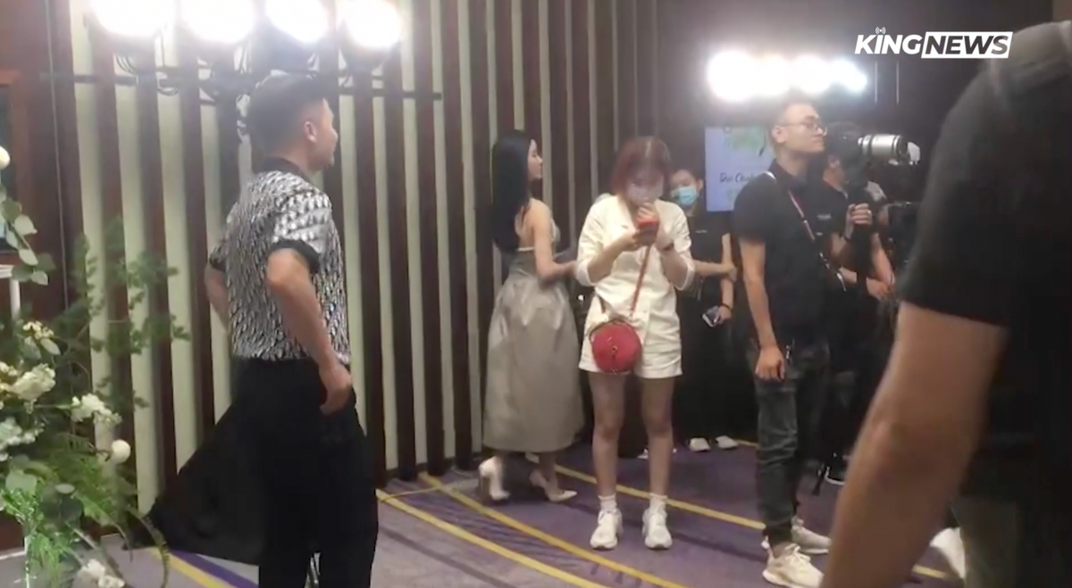 Kể từ khi bị netizen phát hiện hẹn hò, cả hai xuất hiện bên nhau như "hình với bóng" ở tất cả các sự kiện.