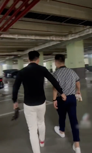 Mỗi lần xuất hiện tại chốn đông người, cả hai luôn giữ khoảng cách nhưng vẫn bị các paparazzi bắt trọn những khoảnh khắc "ngọt như mía lùi".