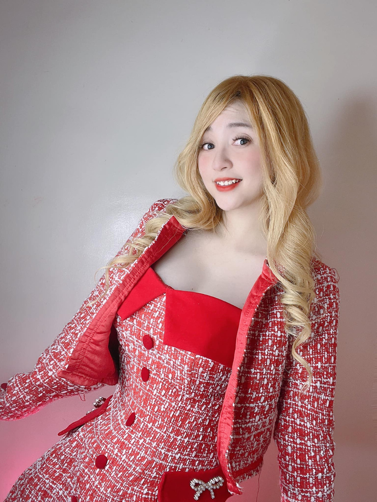 Cô được biết đến bởi các đoạn clip có nội dung tích cực, bật mí những bí mật mà ít ai biết.