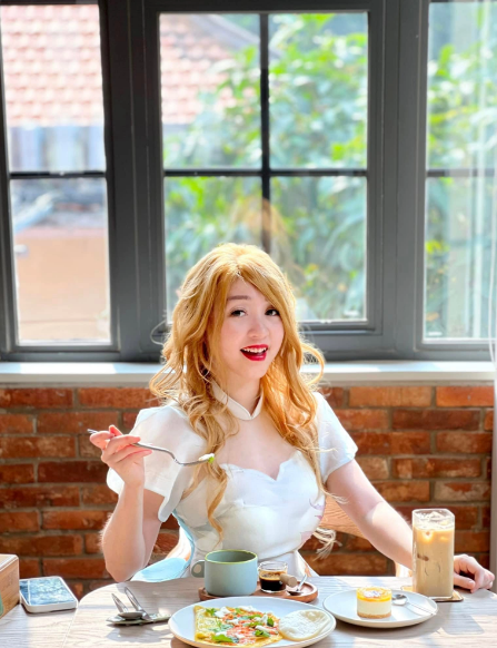 Vóc dáng của cô nàng so với trên ảnh cũng không khác biệt quá nhiều. Cô diện chiếc váy với phần cúp ngực khoe vòng 1 lấp ló cực gợi cảm.