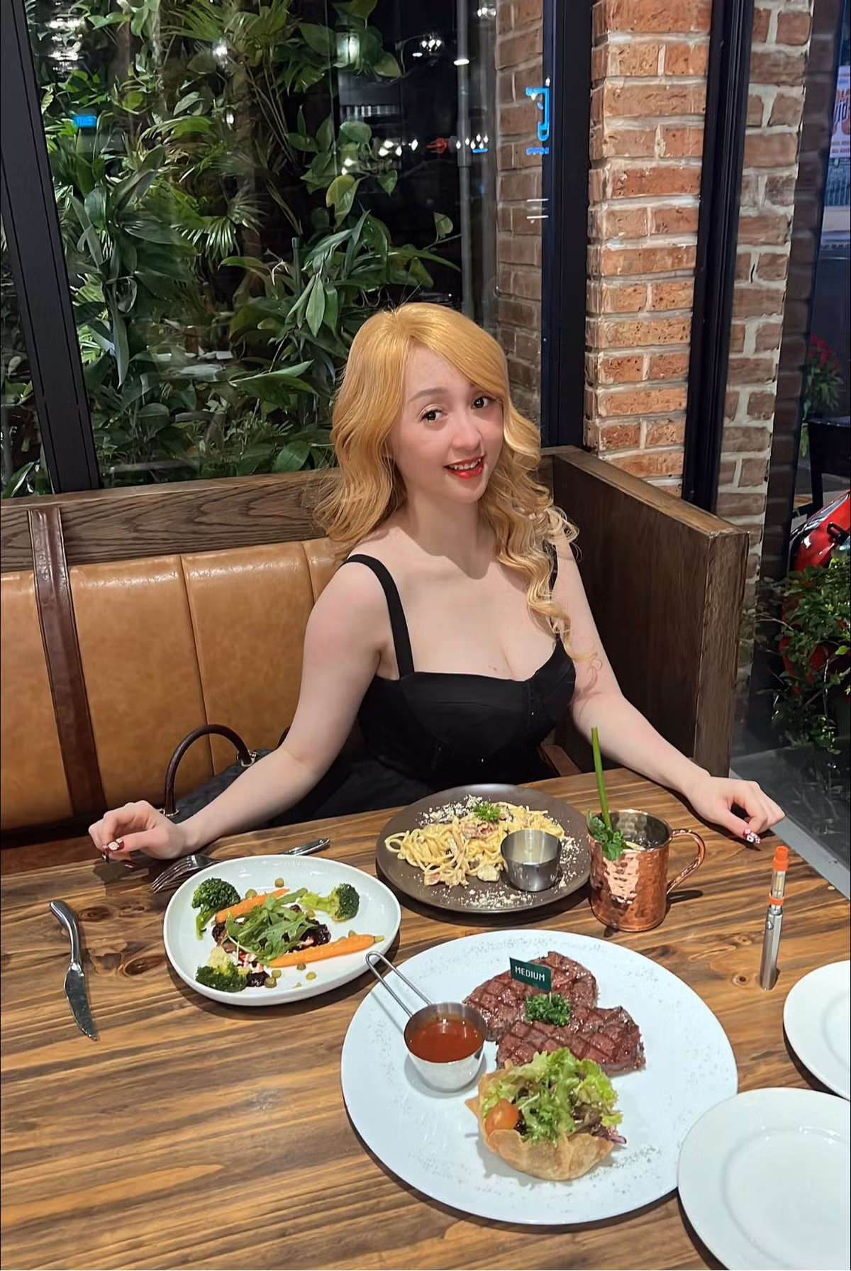 So với ảnh cô nàng tự đăng tải trên mạng, ngoài đời Stella thậm chí còn được nhận xét xinh hơn bội phần bởi nét đẹp tự nhiên, không lạm dụng app chỉnh ảnh.