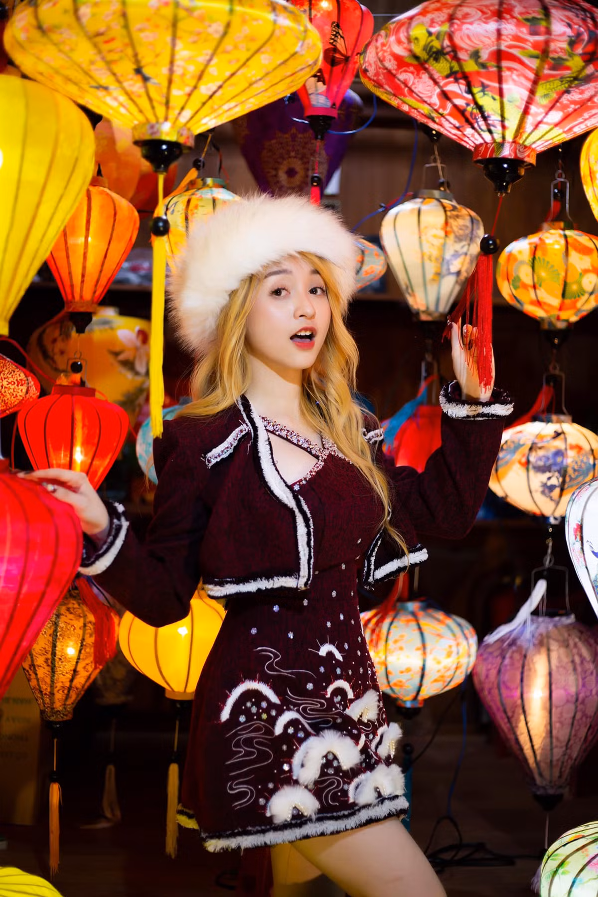 Cũng giống như nhiều hot girl khác, mới đây Stella cũng bị "team qua đường" bắt trọn khoảnh khắc ở ngoài đời thực gây chú ý.