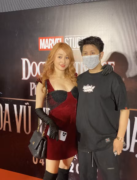 TikToker Stella có mặt trong buổi họp báo ra mắt phim đã chiếm trọn spotlight với mái tóc vàng nổi bật cùng chiếc đầm nhung đỏ quyến rũ.